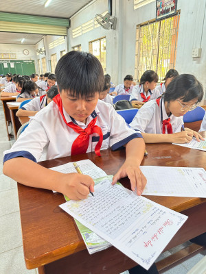 Học sinh thực hiện bài làm của mình