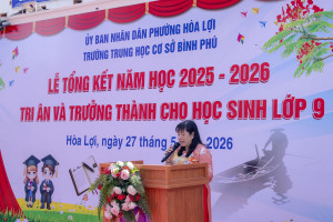 Cô Hiệu trưởng phát biểu chia tay HS lớp 9