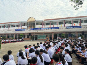 TRƯỜNG THCS BÌNH PHÚ TỔ CHỨC TUYÊN TRUYỀN, PHỔ BIẾN GIÁO DỤC PHÁP LUẬT VỀ AN TOÀN GIAO THÔNG CHO HỌC SINH