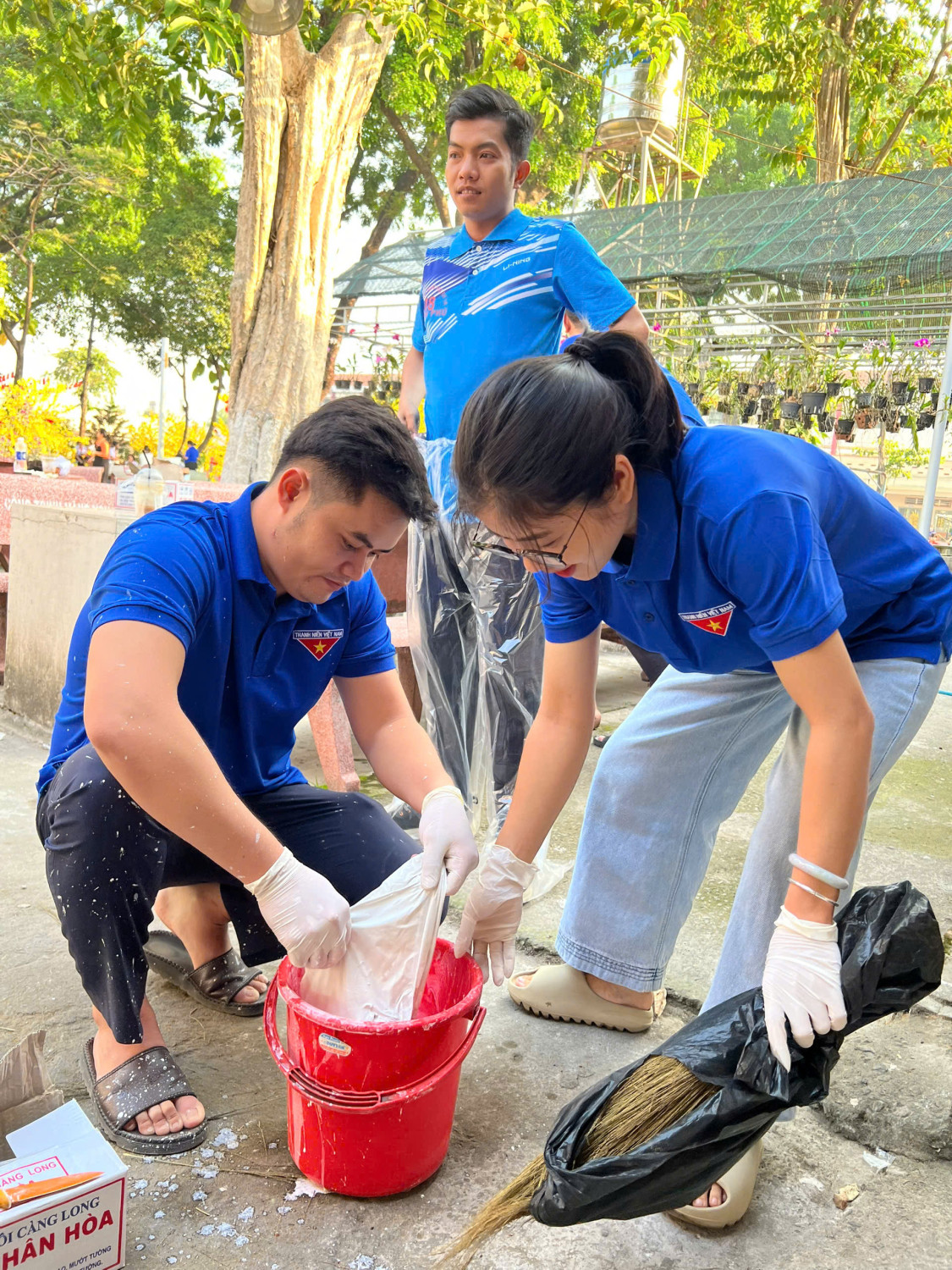 Chi đoàn Giáo viên THCS Bình Phú hưởng ứng Ngày Chủ nhật xanh