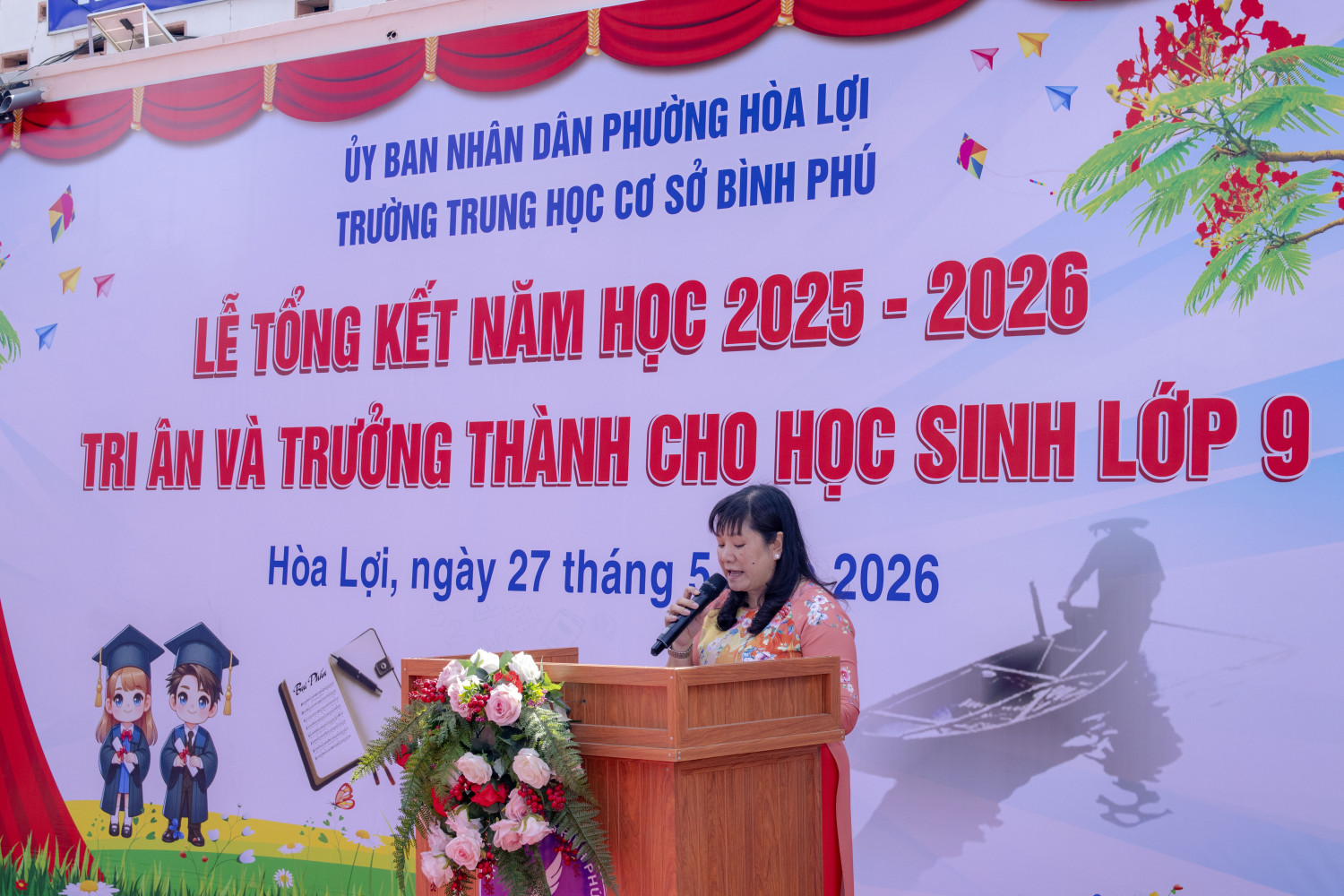 Cô Hiệu trưởng phát biểu chia tay HS lớp 9
