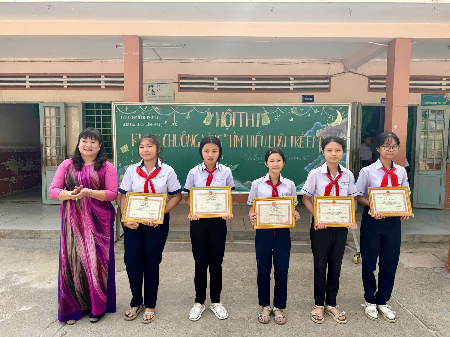 TRƯỜNG THCS BÌNH PHÚ TỔ CHỨC THÀNH CÔNG HỘI THI RUNG CHUÔNG VÀNG "TÌM HIỂU LUẬT TRẺ EM"