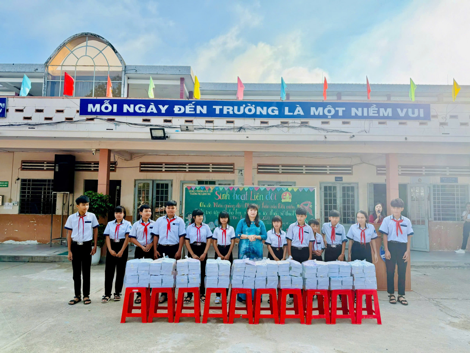 TRƯỜNG THCS BÌNH PHÚ TỔ CHỨC CHƯƠNG TRÌNH HỖ TRỢ TẬP VỞ CHO HỌC SINH DÂN TỘC THIỂU SỐ THEO NGHỊ QUYẾT 83 VÀ SINH HOẠT LIÊN ĐỘI VỚI CHỦ ĐỀ “KHĂN QUÀNG ĐỎ – NIỀM TỰ HÀO CỦA ĐỘI VIÊN”