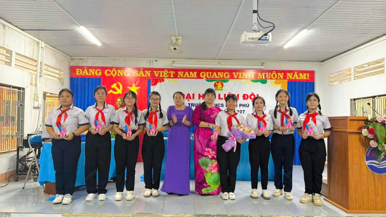 Ban giám hiệu trao quà lưu niệm cho Ban chỉ huy nhiệm kì 2025 -2026