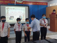 Thầy Hiệu trưởng trao thiết bị cho các em
