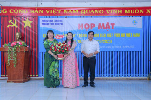 Lãnh đạo trường tặng hoa cho CĐV nữ