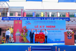 Lãnh đạo tỉnh tặng bức trướng cho nhà trường