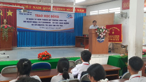 Thầy Hiệu trưởng phát biểu tại buổi trao học bổng