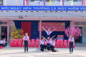 Học sinh biễu diễn văn nghệ trong chương trình "Xuân yêu thương"