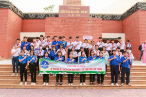 Trường THCS Bình Phú tổ chức về nguồn cho học sinh lớp 9
