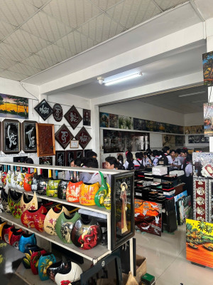 Học sinh tham quan tại khu trưng bày sản phẩm