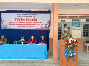 TRƯỜNG THCS BÌNH PHÚ PHỐI HỢP CÙNG CÔNG AN PHƯỜNG HÒA LỢI TUYÊN TRUYỀN PHÁP LUẬT DƯỚI CỜ