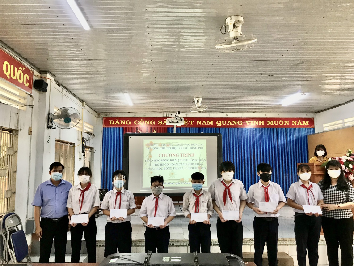 Ban giám hiệu trao học bổng cho các em