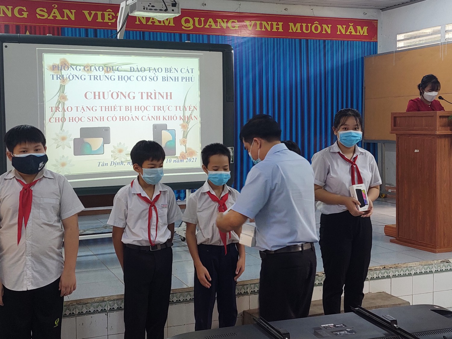 Thầy Hiệu trưởng trao thiết bị cho các em