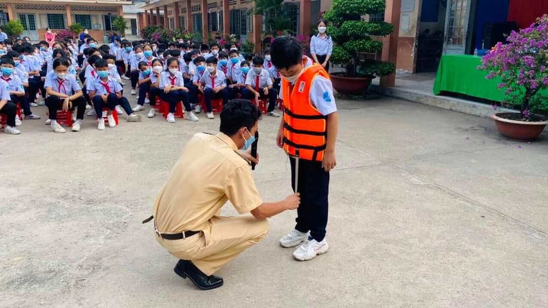 Hướng dẫn hs lỗi mặc áo phao