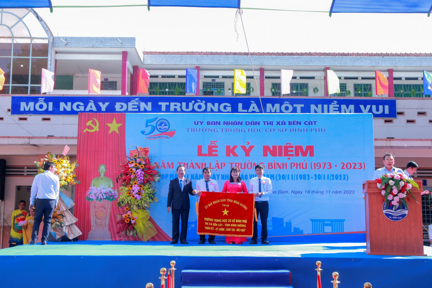 Lãnh đạo tỉnh tặng bức trướng cho nhà trường