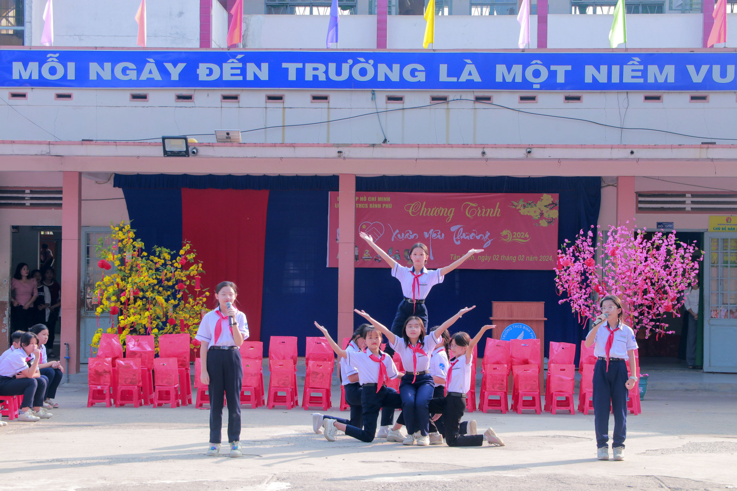 Học sinh biễu diễn văn nghệ trong chương trình "Xuân yêu thương"