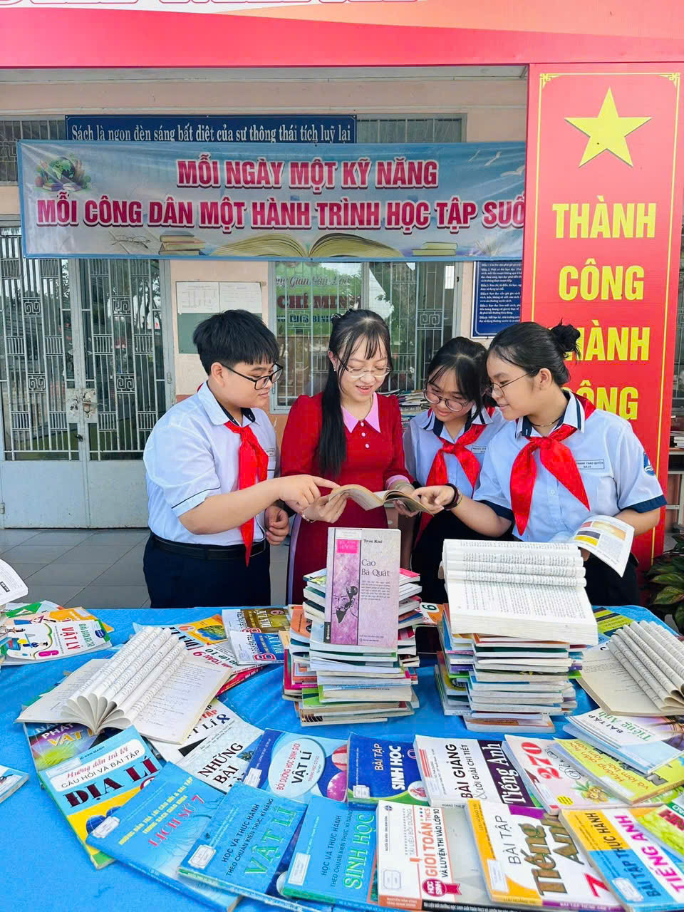 Cô và trò cùng đọc sách