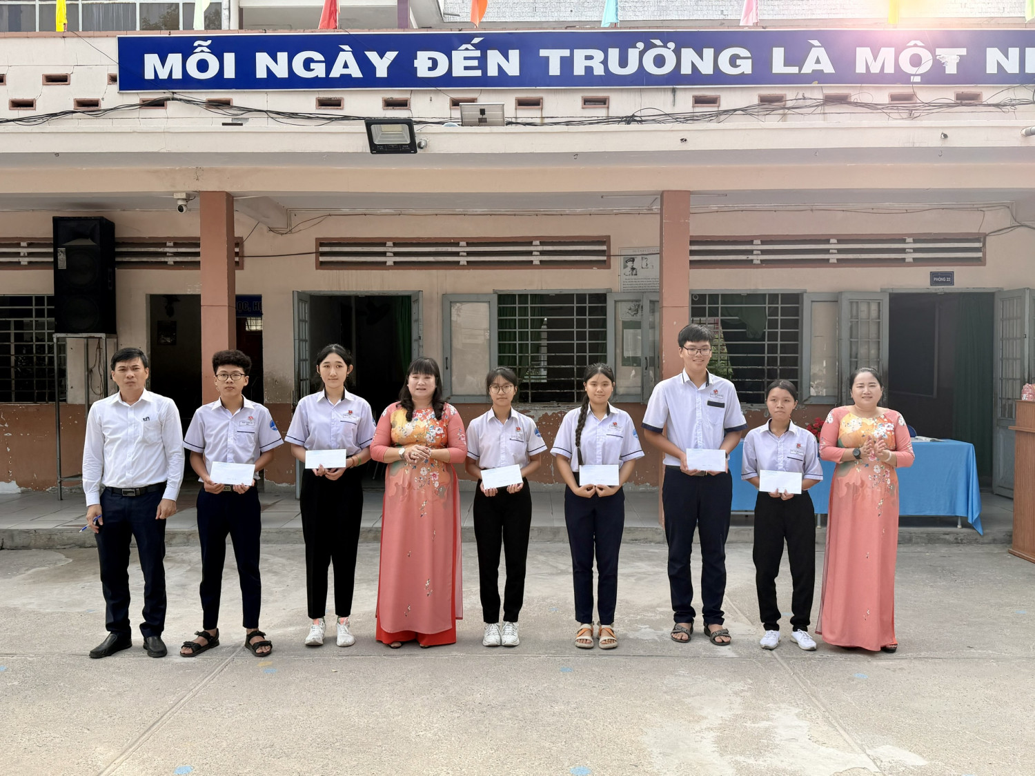 THƯỞNG NÓNG CHO HỌC SINH CÓ THÀNH TÍCH XUẤT SẮC TRONG KÌ THI HSG CẤP THÀNH PHỐ NH 2025-2026