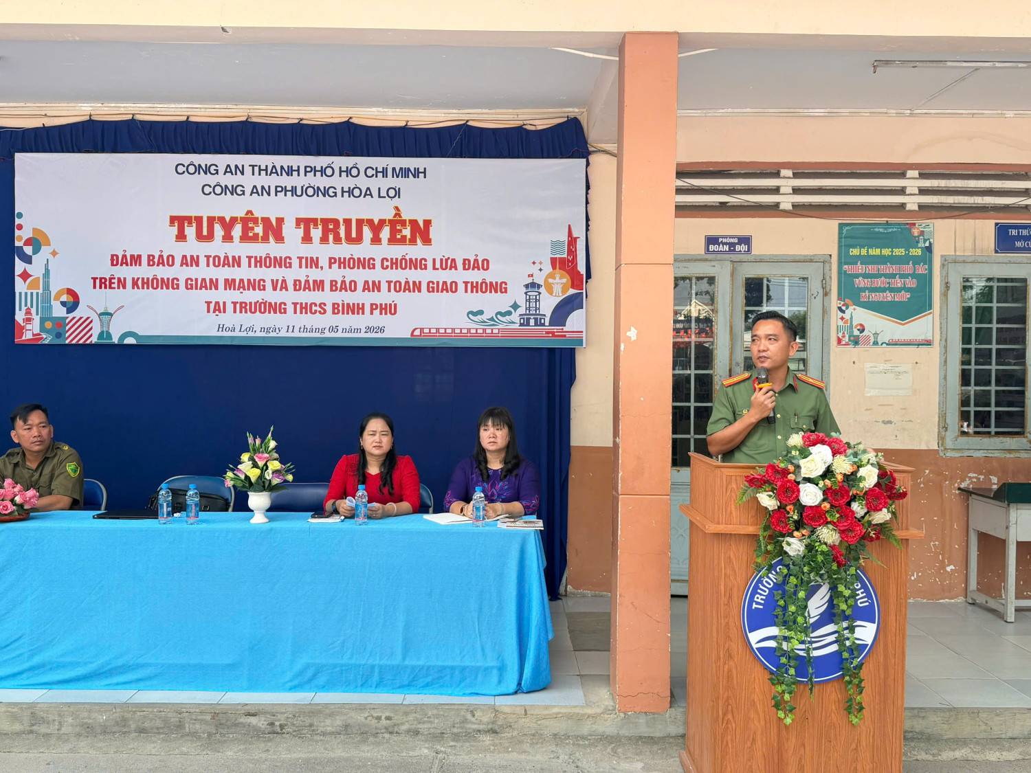 TRƯỜNG THCS BÌNH PHÚ PHỐI HỢP CÙNG CÔNG AN PHƯỜNG HÒA LỢI TUYÊN TRUYỀN PHÁP LUẬT DƯỚI CỜ